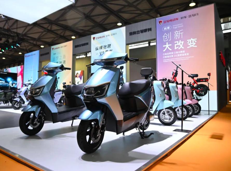 新国标雅迪和小刀哪个划算,小刀和雅迪同等价位哪个性能最好