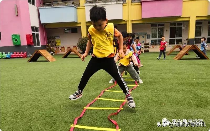 幼儿园趣味竞技活动,幼儿园如何开展足球特点活动