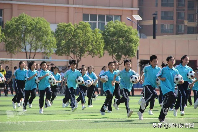 邓州市致远实验学校：桥边观鱼，竹下吟诗！真是师生进校入画来