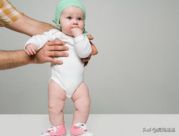 一岁半孩子经常用手摸鼻子,一岁半的宝宝喜欢摸大人头