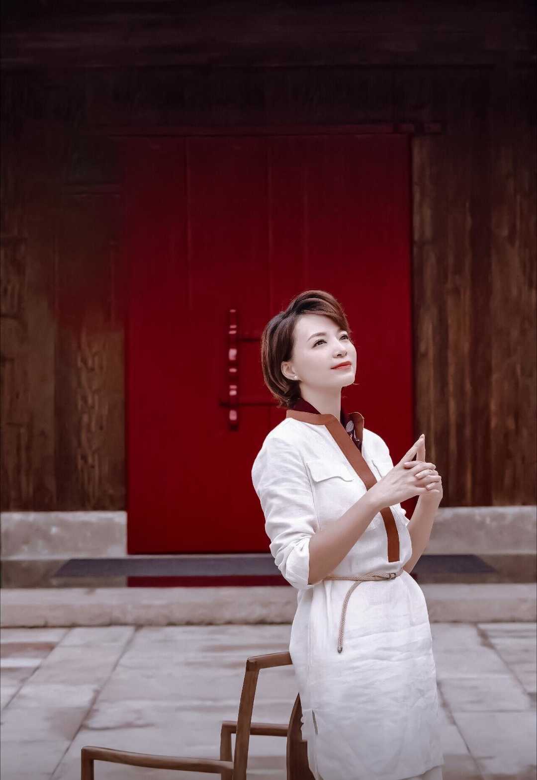 董卿格子衫穿搭,董卿优雅简约知性穿搭图片