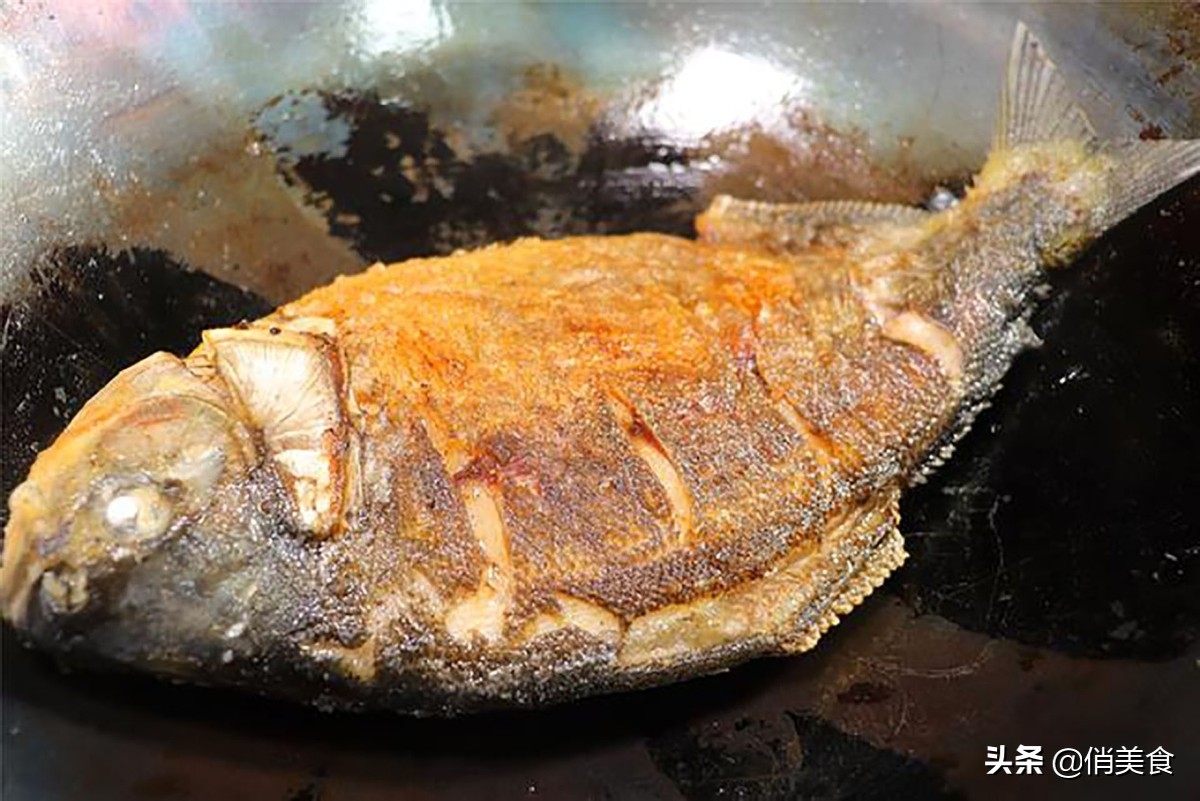 煎鱼肉撒盐不粘锅不破皮,容易煎烂的鱼怎么煎才不粘锅