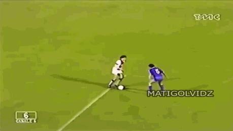 支点中锋踢前腰,足球支点中锋的位置和打法