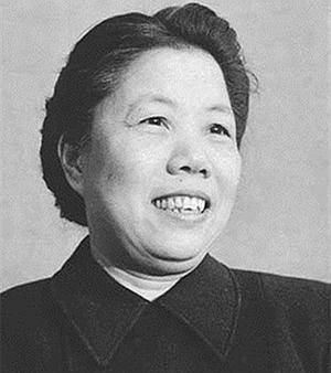 毛毛被送走，毛*东泽**一夜未眠，反复写这几字：英，青，龙，红