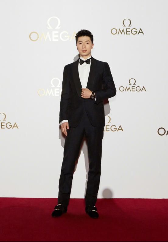 马龙变装照片,马龙便装奖杯