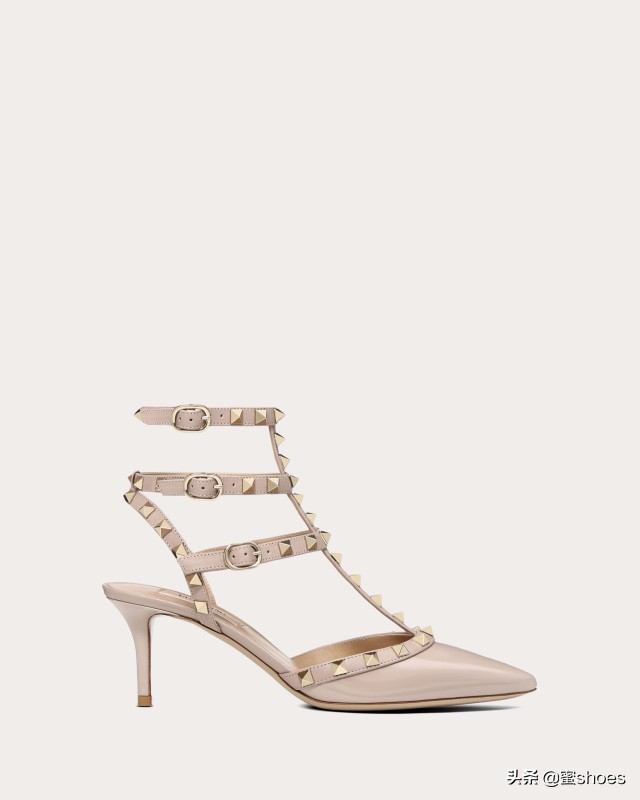 华伦天奴粉色铆钉高跟鞋穿搭,华伦天奴高跟鞋配红裙
