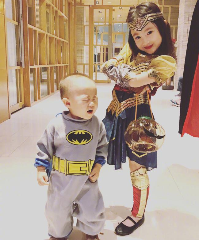 *小鹏李**7岁女儿奥莉长大啦！鼻子秀气大眼睛迷人，优雅溜冰似公主