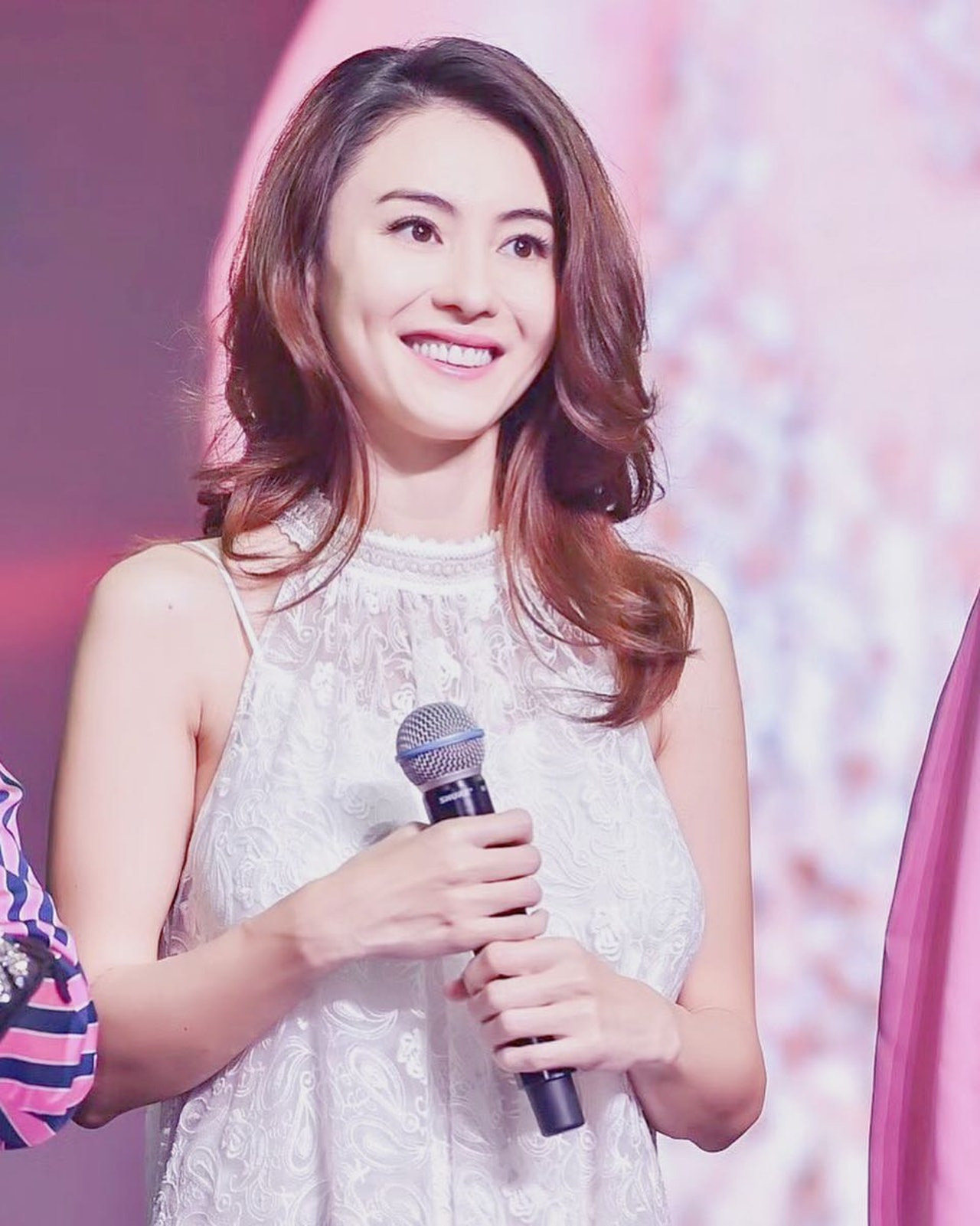 张柏芝年轻哭的视频,张柏芝感动落泪视频