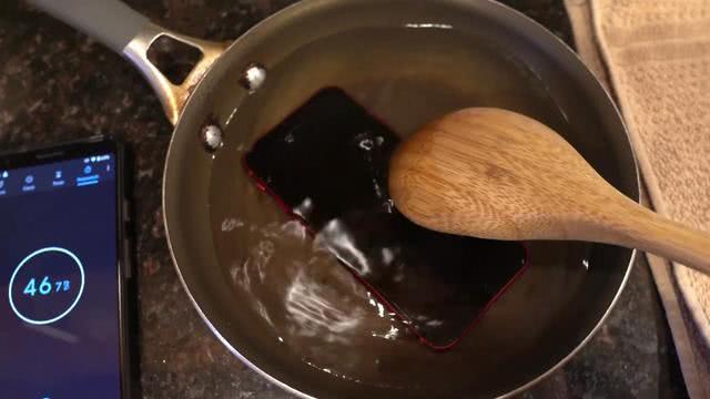 老外用矿泉水测试视频,老外用100度水煮苹果手机