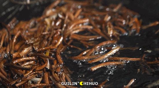 螺蛳粉好吃的秘密就是这碗高汤,煮螺蛳粉的汤第一遍为什么要倒掉