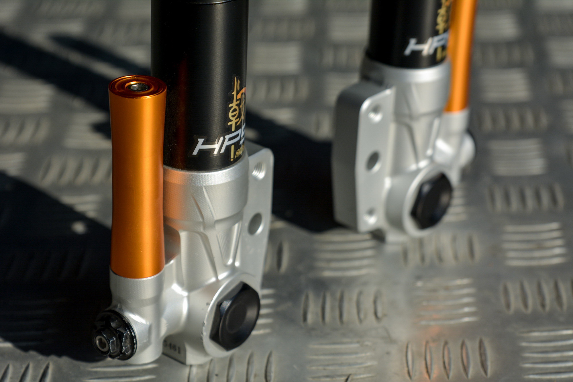 提高了稳定性与舒适度！野蛮公牛HPS前叉、XPS后减震