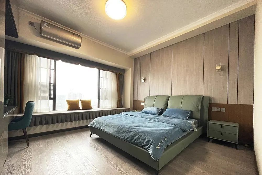 阳台改成小卧室凸出来的,阳台改成衣帽间和办公区