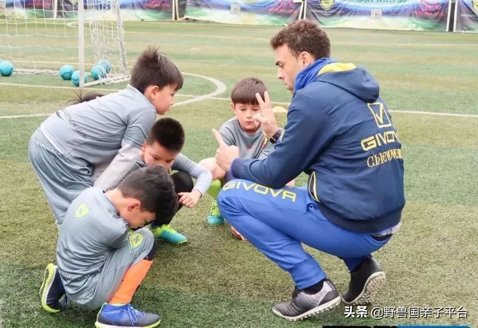 把最纯正意大利足球带来东莞，这个爸爸说足球应该这样学