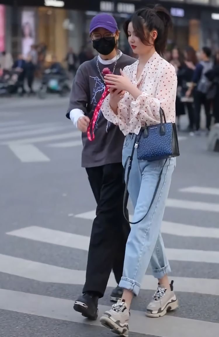 小白鞋搭配的显高牛仔裤,哈伦裤高帮鞋穿搭