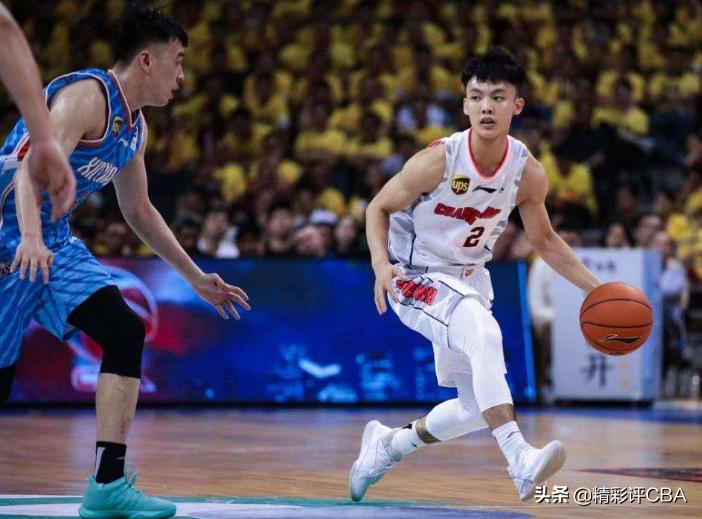中国篮坛最劳碌球员！CBA刚夺冠赴国青报道，没时间陪家人很难受