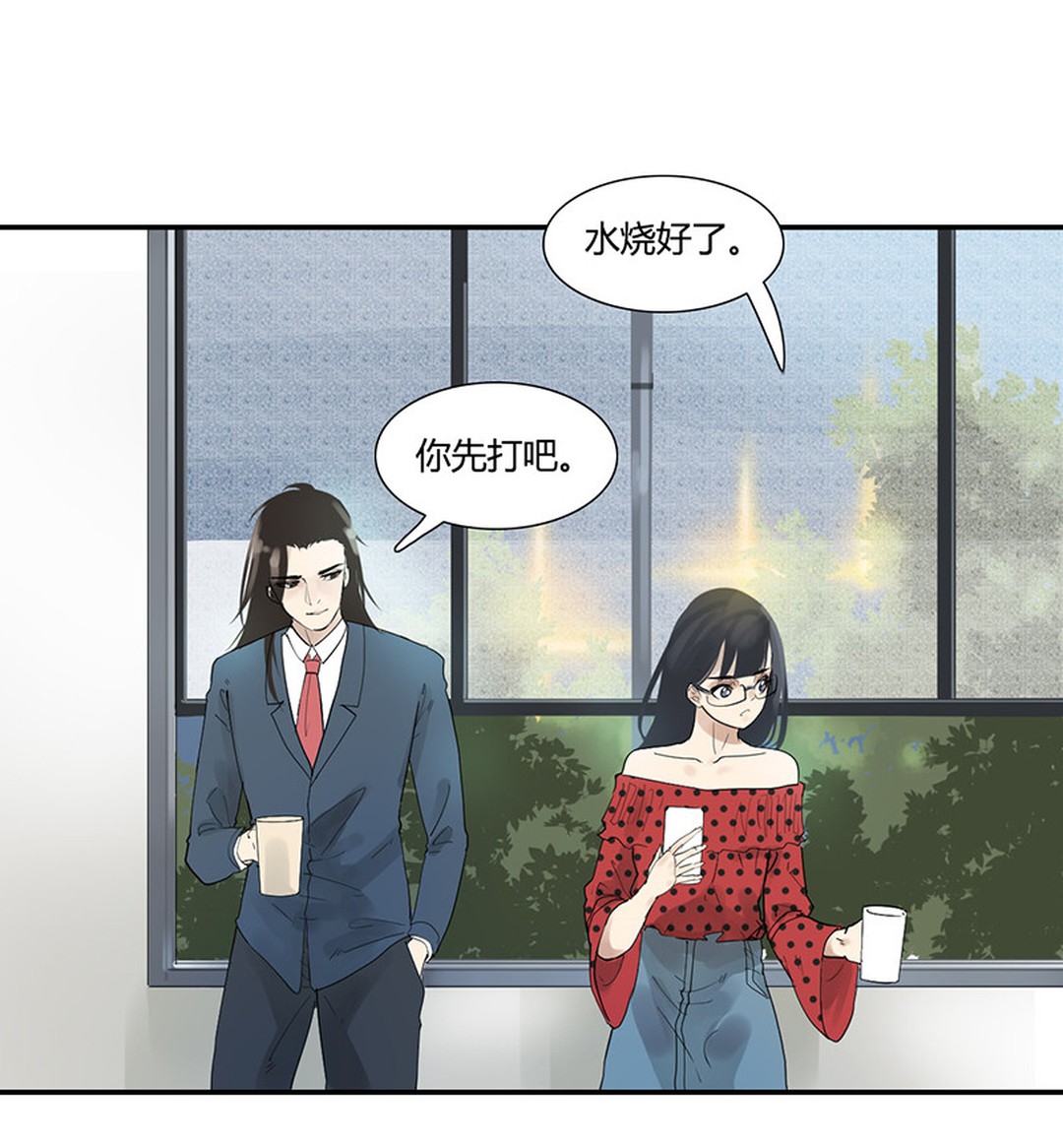 隐形文胸突然掉下，女白领淡定把它扔进垃圾箱，假装和它毫无关系