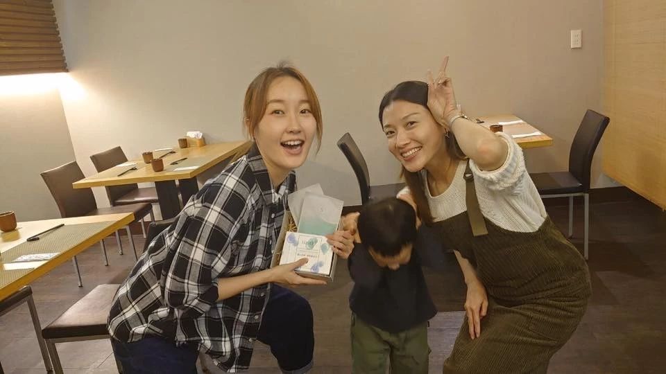 女子玩水踢小孩,女的玩水小孩被踢