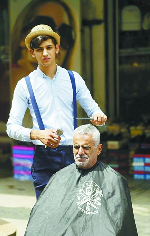 贝鲁特男子很享用胡须服务