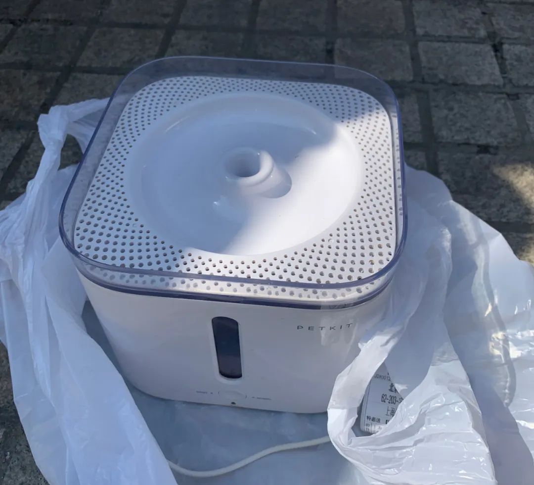 小佩宠物饮水机漏水,小佩饮水机漏电对宠物有害吗