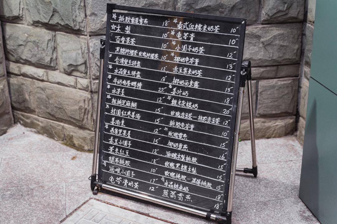 就这家连门都没有的2㎡小店，居然能在上海红17年？