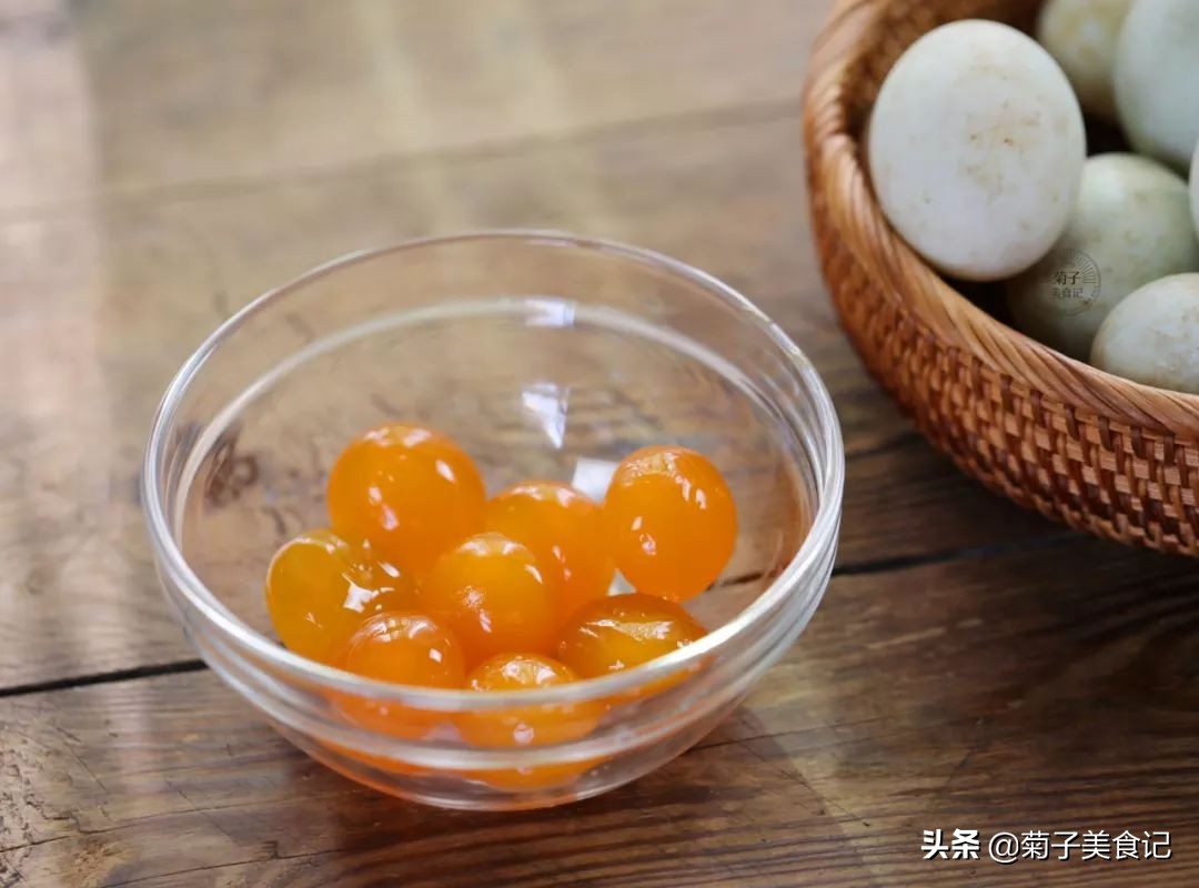 咸鸭蛋好吃又简单的腌制方法,简单腌制咸鸭蛋家常做法