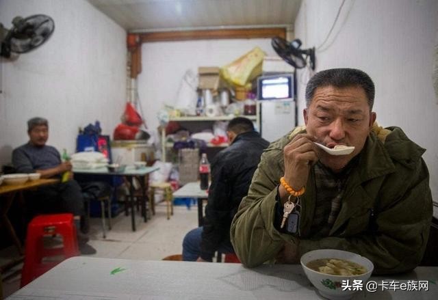 普通人如何年入百万赵铭铭开卡车年收入百万的“偏门生意”经