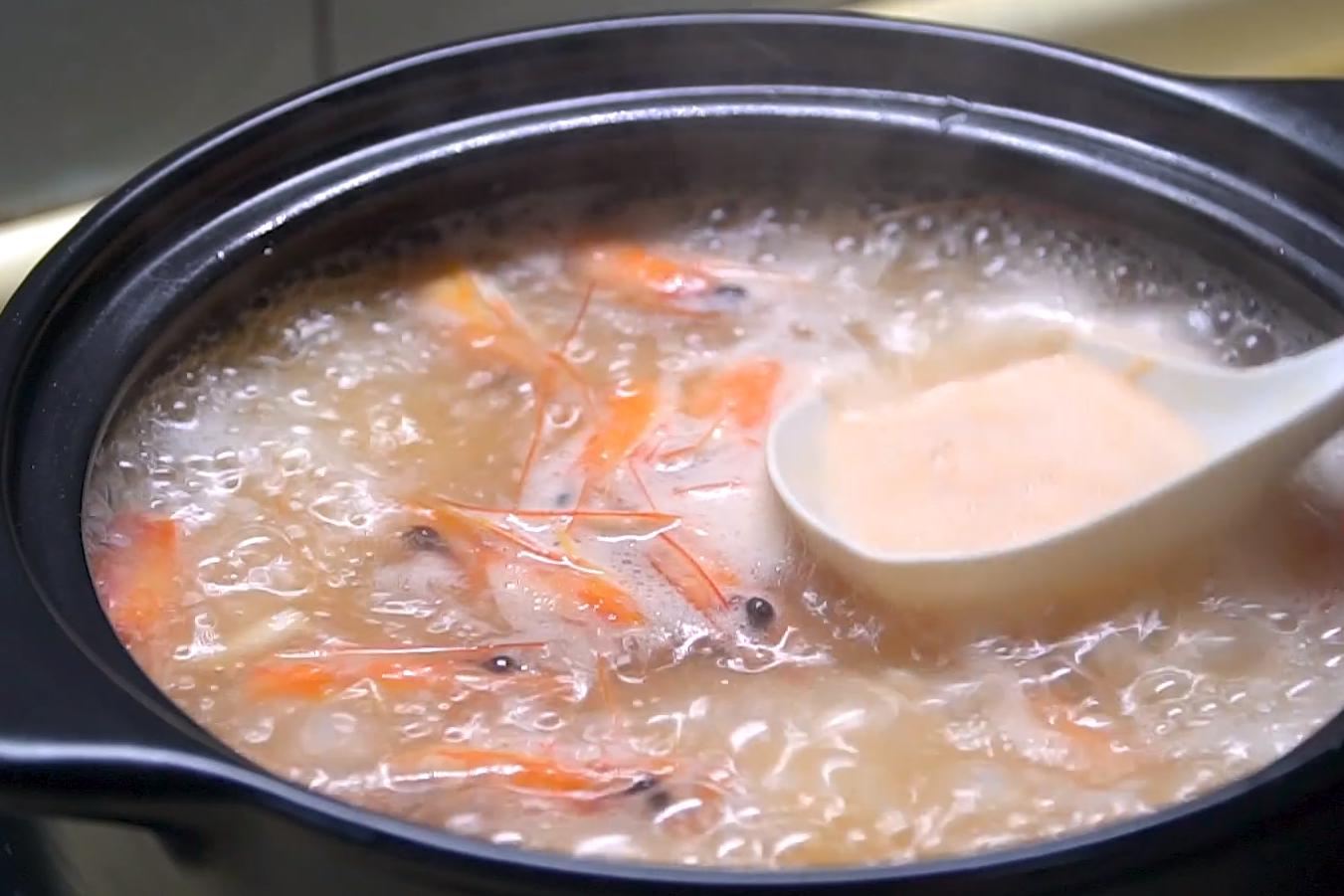 香菇大虾海鲜粥电饭煲做法,懒人版速冻虾海鲜粥的家常做法