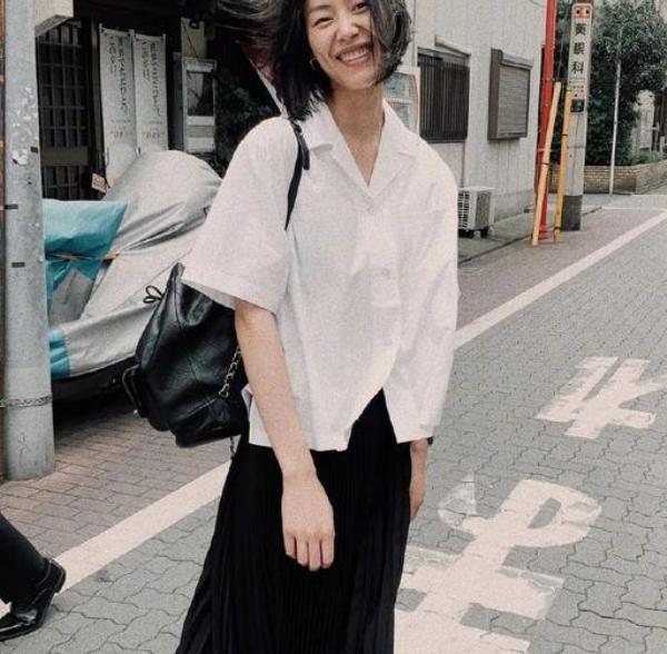 背包女双肩包时尚2022新款中年,中年男人背双肩包还是单肩包有范