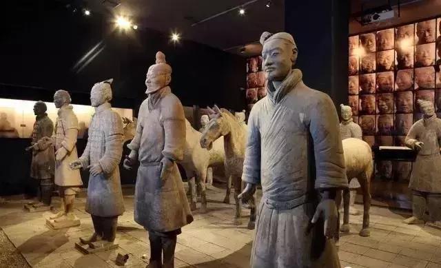 带您探索神秘大西北，一湖倒影一湖诗，半湖金色半湖