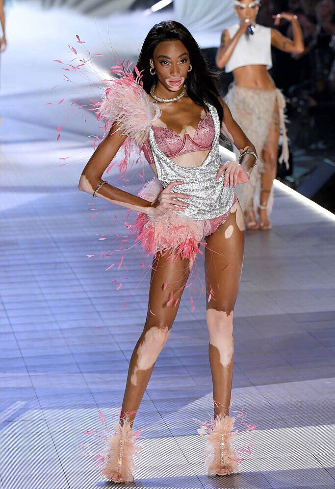 2018维密秀中国三大超模走秀现场,维密超模走秀十大经典视频