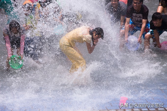 西双版纳泼水节攻略,西双版纳傣族泼水节和广西泼水节