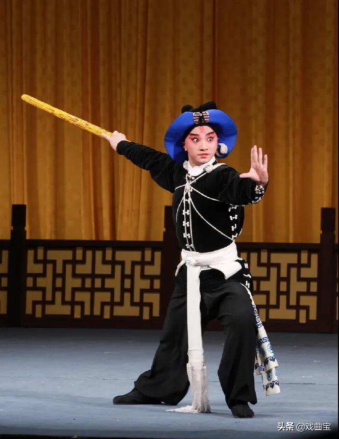 不愧为国粹，京剧服饰可真是太讲究了