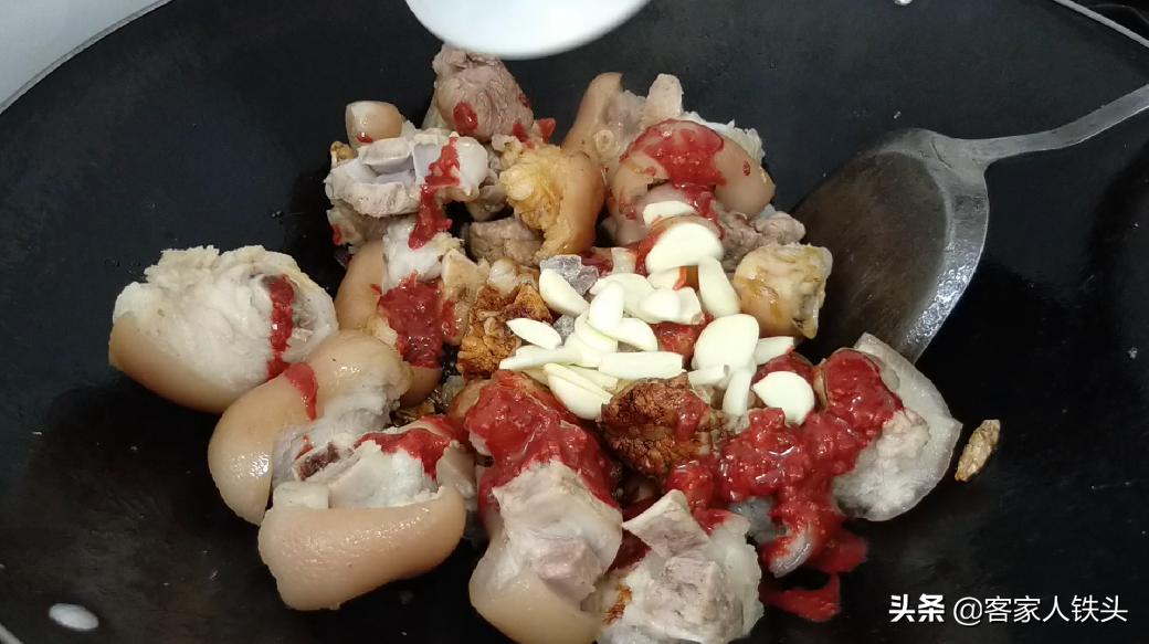 猪脚最好吃的做法教程,咸香猪脚的制作方法视频
