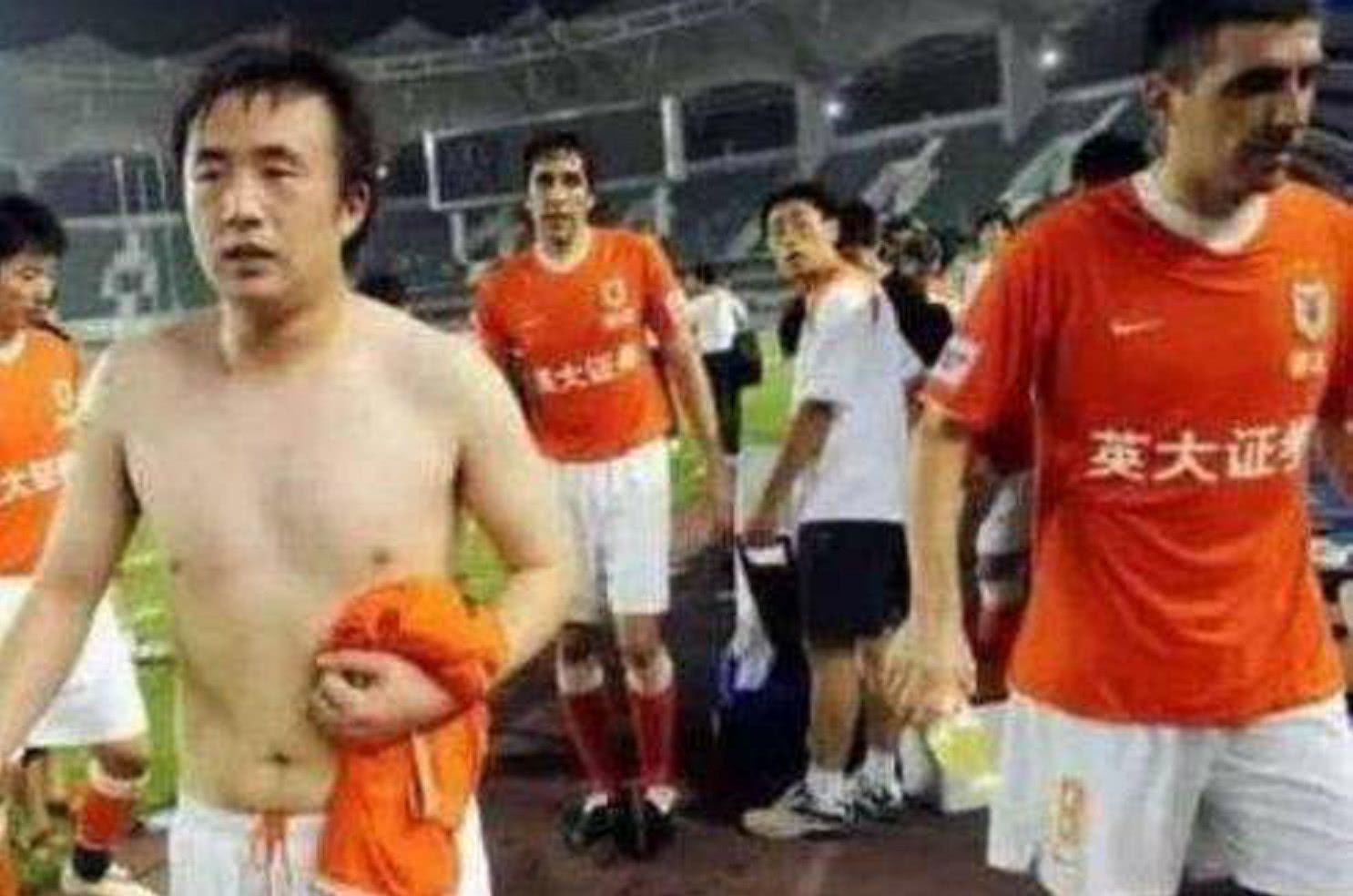 太惊讶，C罗空中停留1.5秒打进头球，牛顿见了也要跳起来，动图