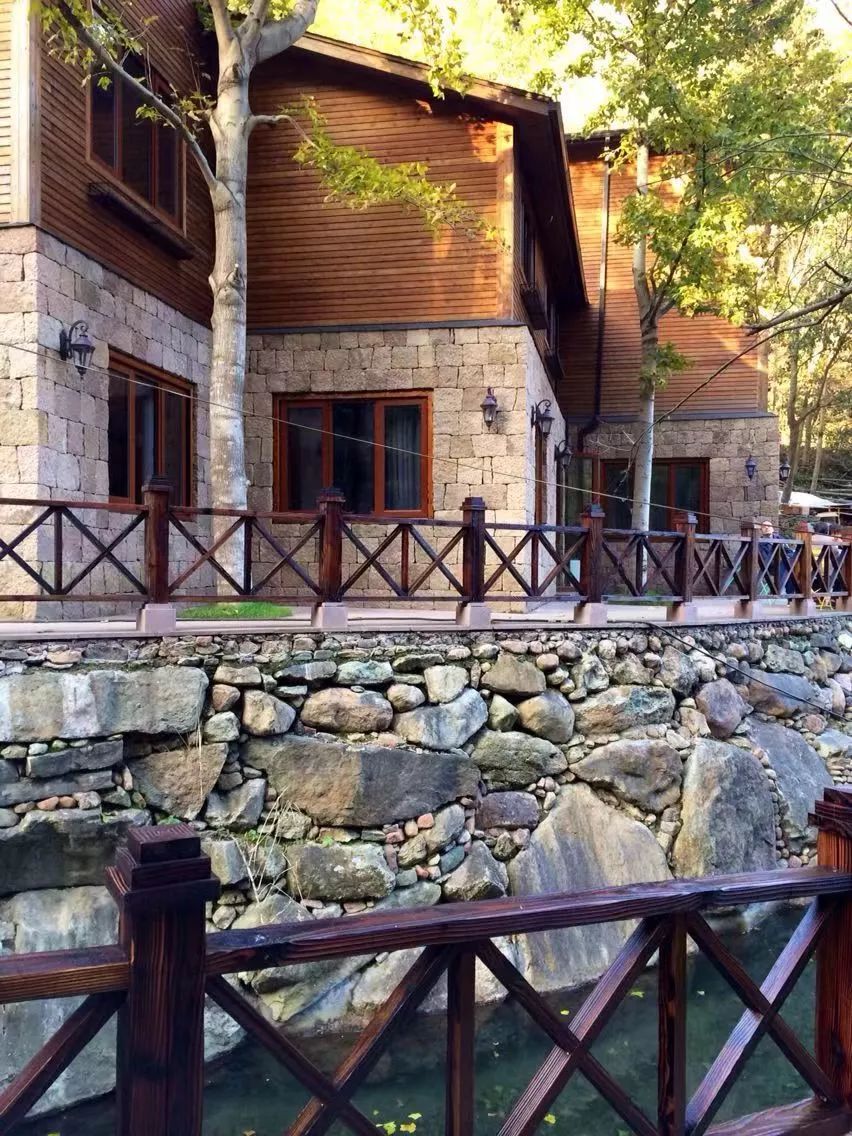 十大悬崖玻璃栈道景点,有瀑布有山还有玻璃栈道的景区