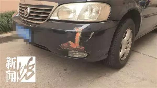 轿车突然失控撞飞俩居民，罪魁祸首是一罐可乐！网友：现实版《死神来了》