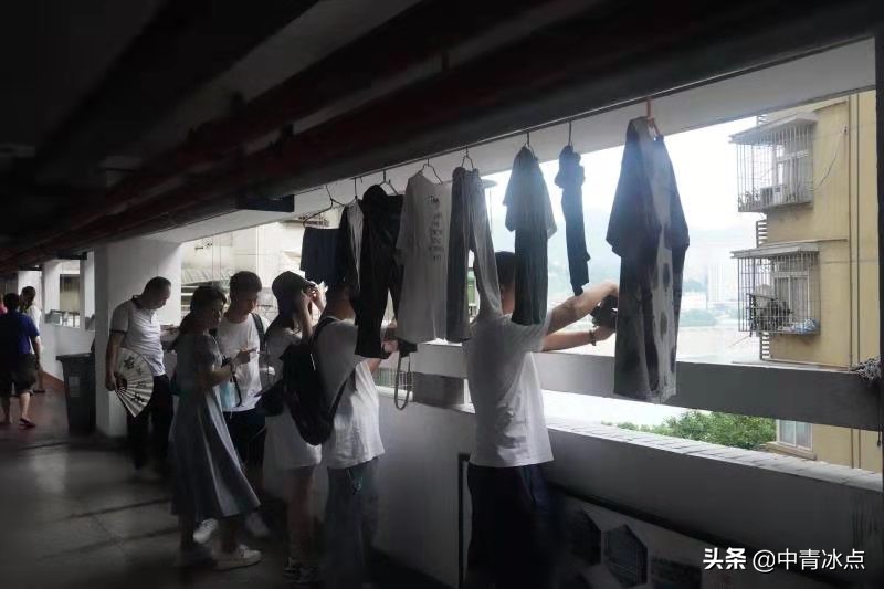 重庆“魔幻”民居24层无电梯，今成网红打卡地，86岁设计者回忆“就想留下能让人议论的东西”