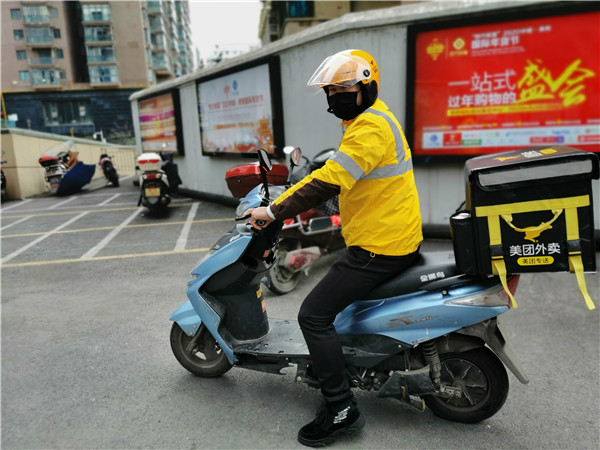 贵阳街头人车稀少，唯有外卖小哥劳碌：“为了大家，我们坚持了下来”