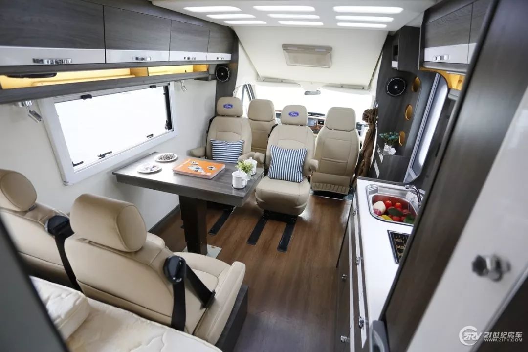 房车大全20-30万的小型c型房车,飞翔房车入门级b型房车价格