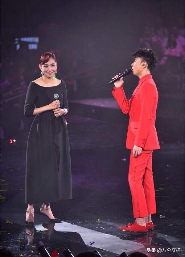 邝美云牛仔上衣短裙,邝美云低领深v礼服