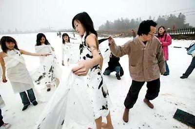 教授在美女身上练书法！专家：美女肉体美的，书法美的，作品大美