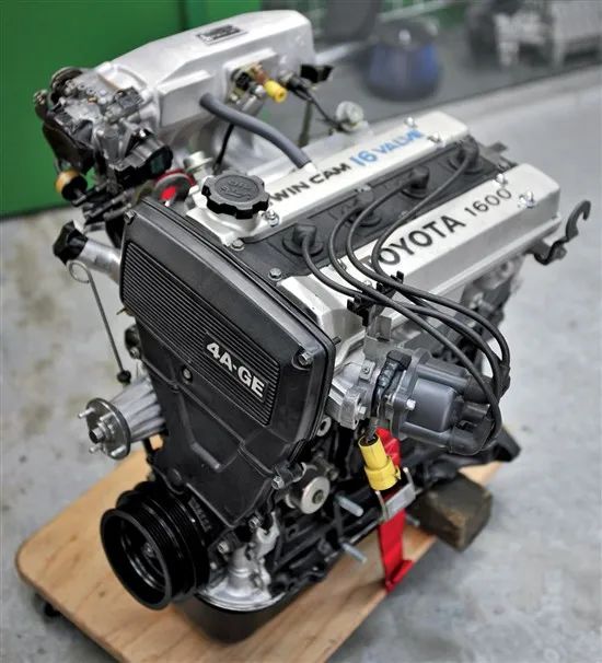 藤原拓海的ae86到底是什么车,藤原拓海ae86与夏树见面场景