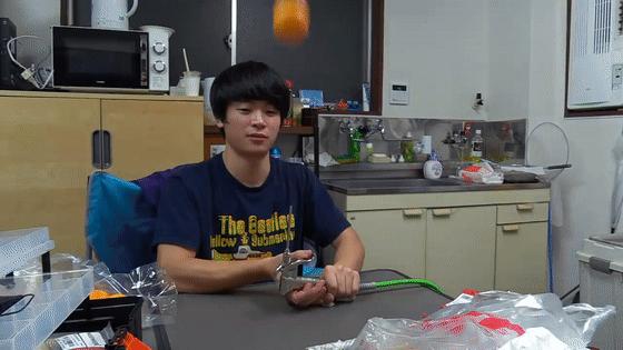 在房间里发射10000颗爆米花，这位日本人真是被居家隔离憋坏了