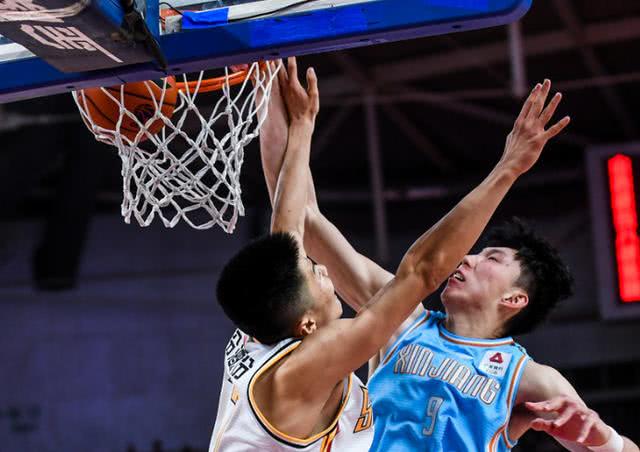 过不去了！“周琦发球”再度响彻CBA赛场，这个梗要玩到何时？