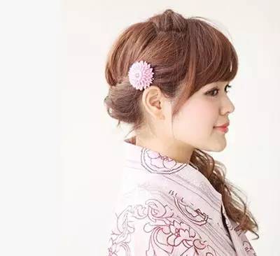 今年流行的侧编发,减龄全编发型