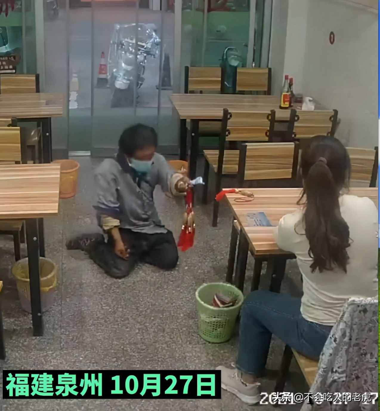 男子强买强卖饰品,男子进店下跪“强卖”挂件