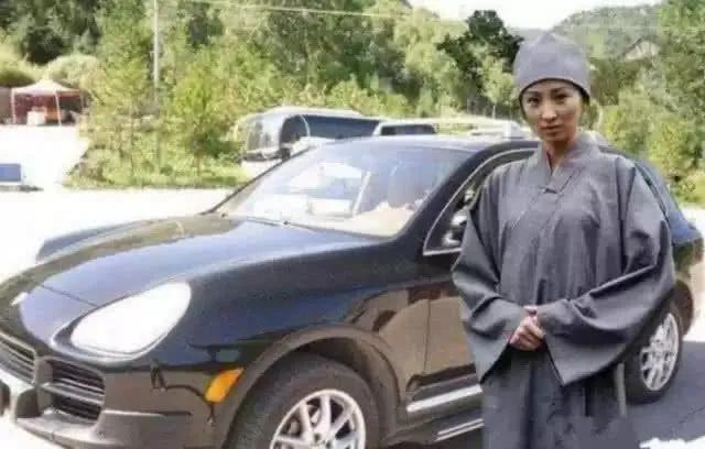 和尚开150万路虎，尼姑座驾百万保时捷，网友：佛祖知道吗？