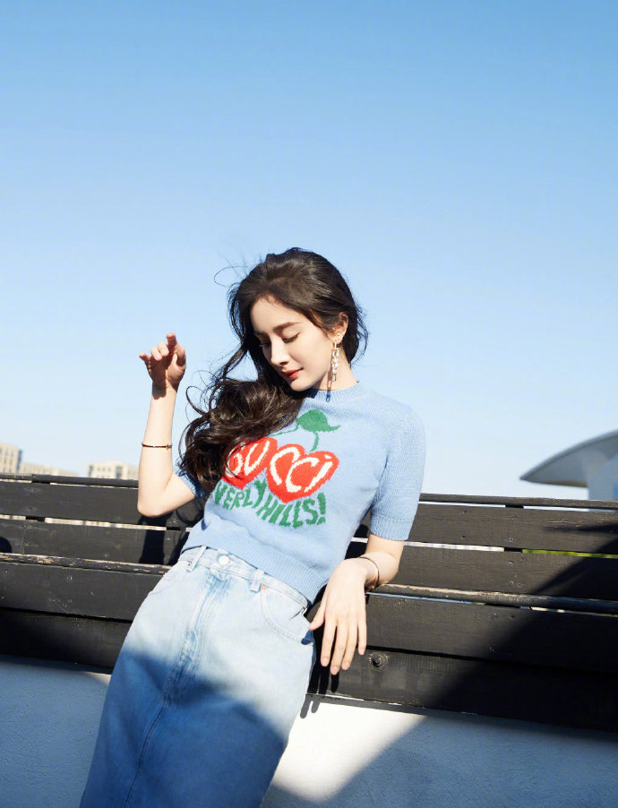 杨幂作为带货女王穿搭都非常赞,杨幂最新穿搭条纹毛衣加黑色纱裙