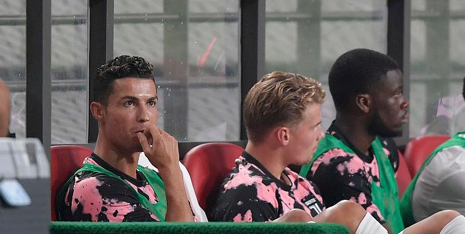 尤文门将成为大漏勺，韩国人疯狂庆祝，C罗在场下目瞪口呆