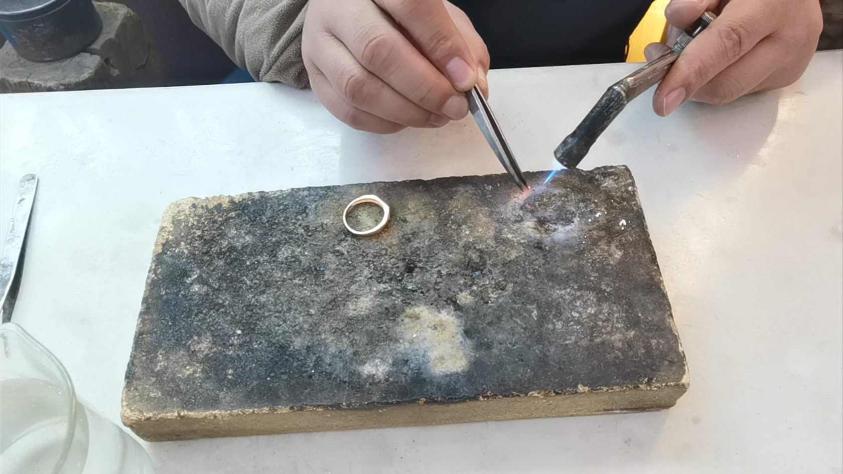 金戒指刚买就断了,千足金戒指缠红线的原因